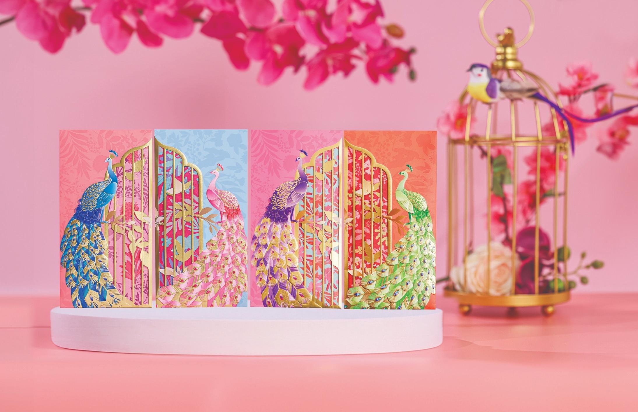 利是封特別以4種珠寶顏色:藍寶石、粉鑽石、紫水晶及綠翡翠作為孔雀的主要色調