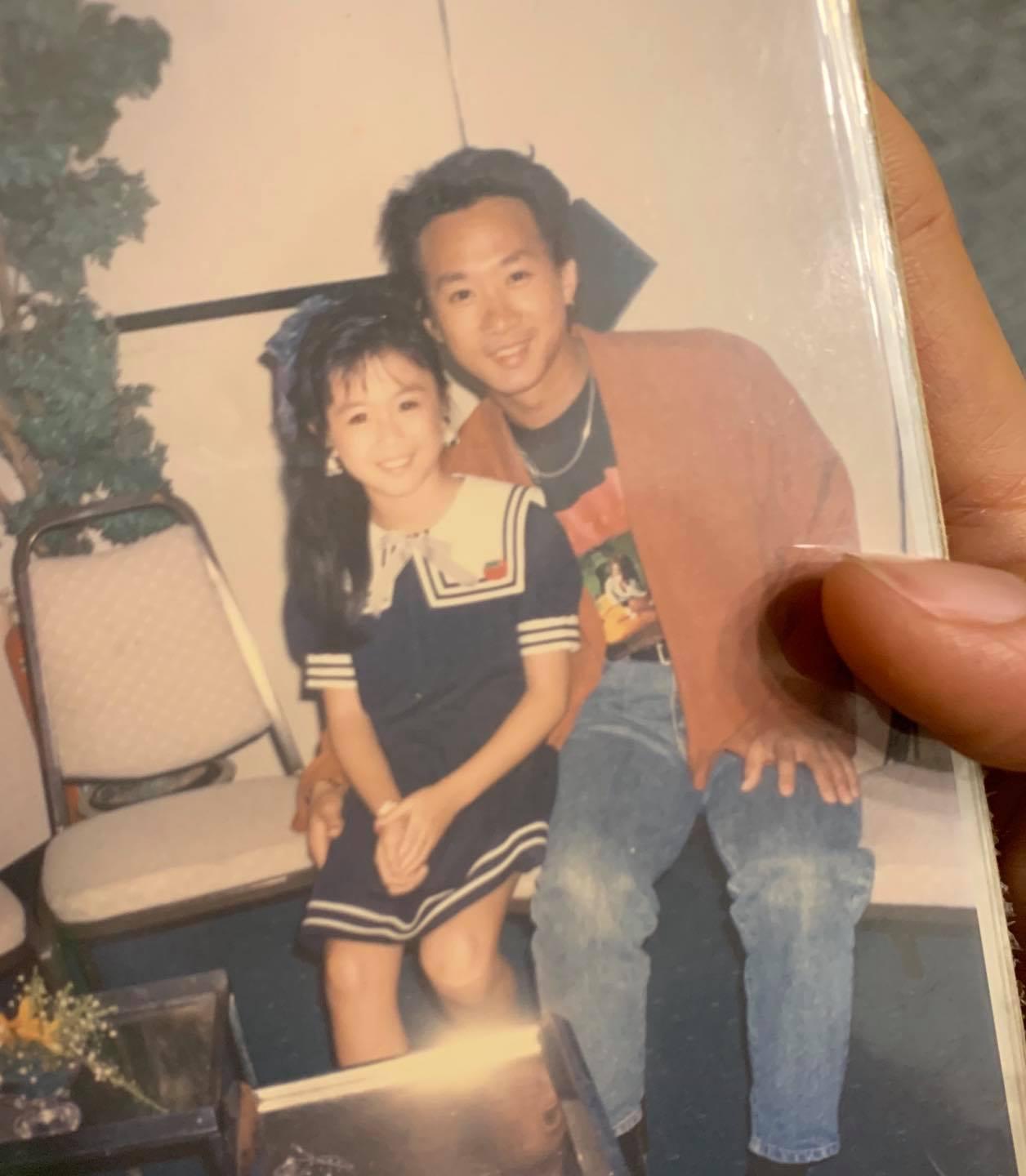 唐寧曾與黃家駒合照(唐寧交社網站)