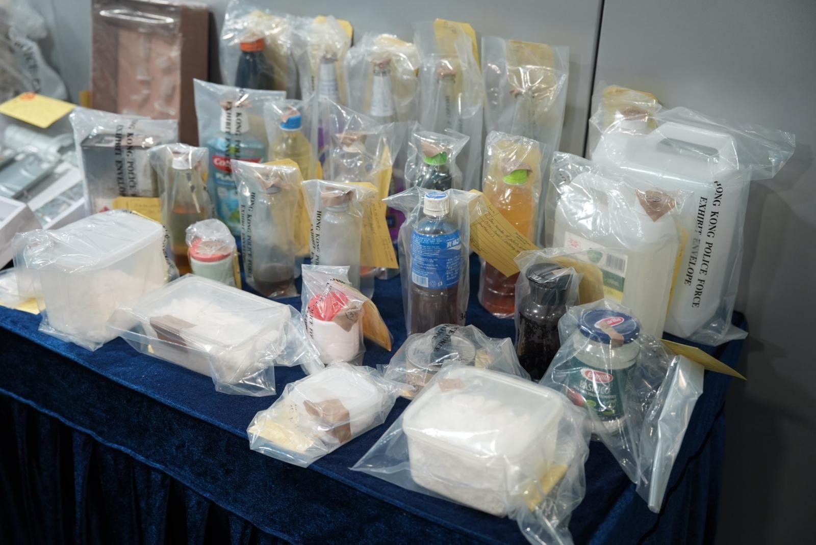 警方展示行動中檢獲疑製造炸藥的原材料及化學物品。