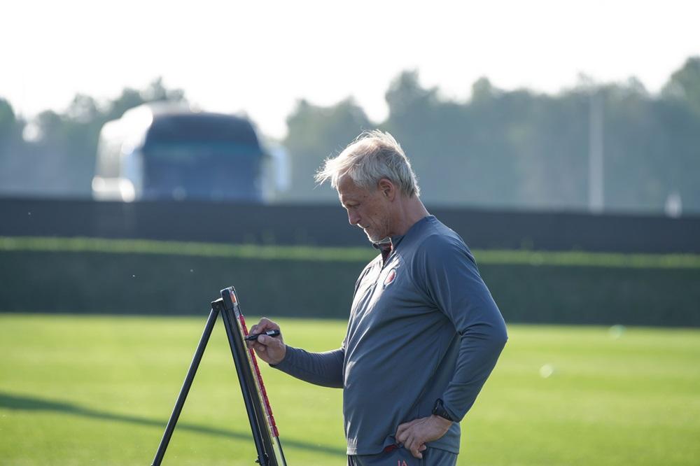 安達臣表示會加強訓練強度。(香港足總圖片)