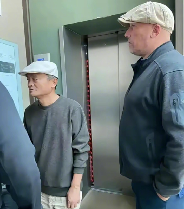 馬雲足跡|馬雲東京行聖誕市集被「集郵」影合照。(微博)