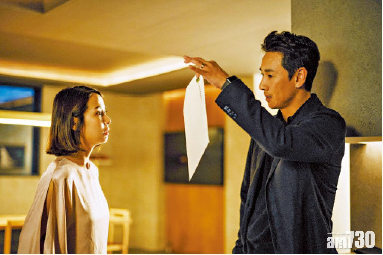 上流寄生族中,李善均飾演資訊科技企業社長朴東益。(預告截圖)