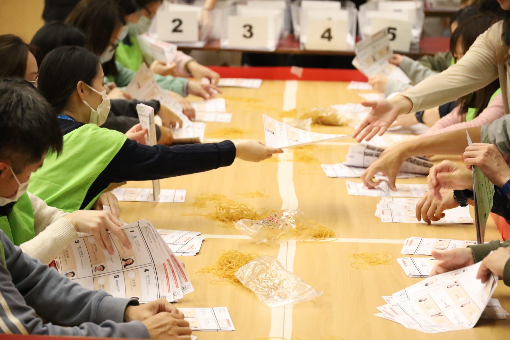 區議會選舉2023|地方選區總投票率27.54%,逾119萬人投票。(鍾式明攝)