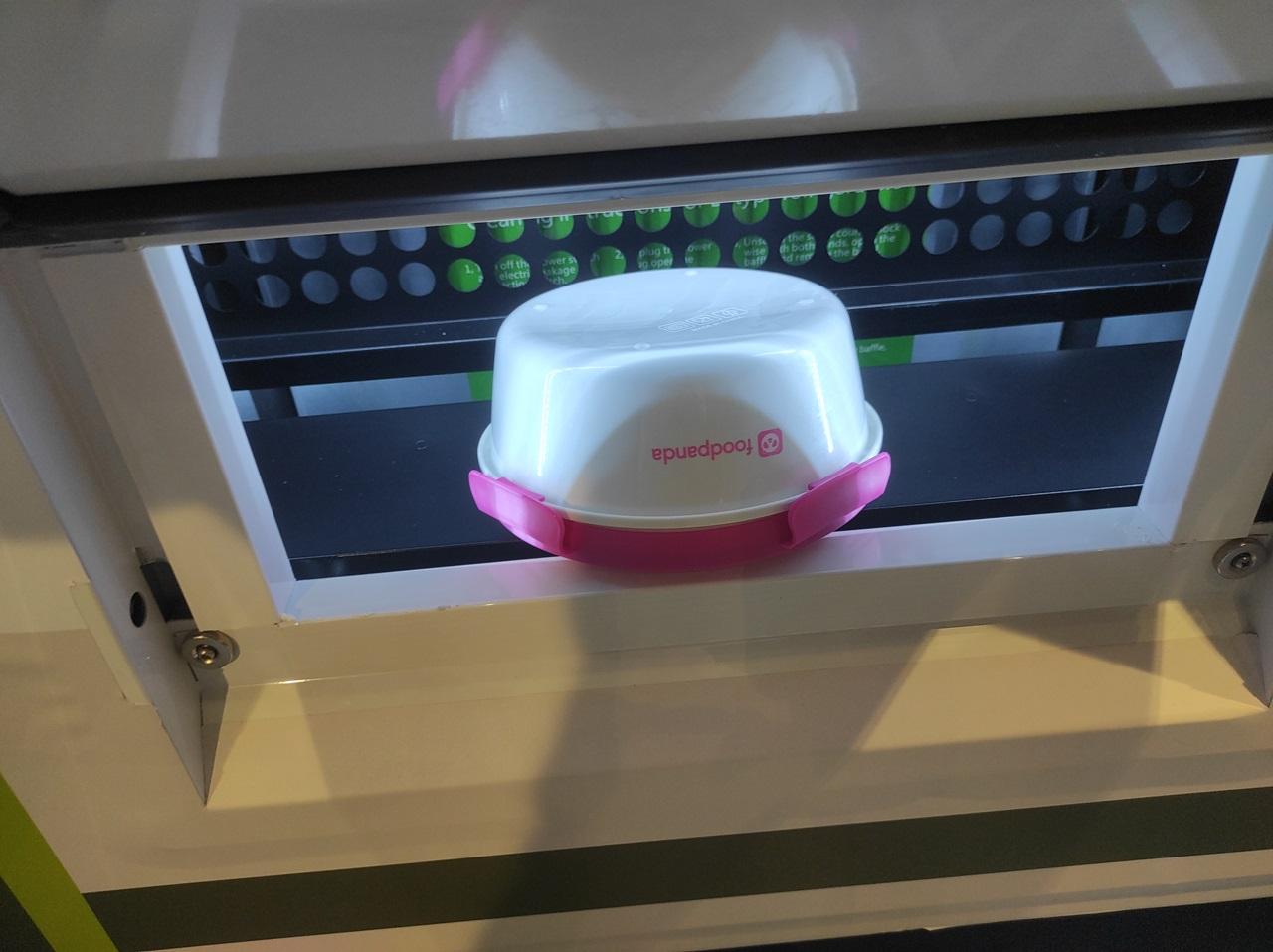 市民方便地自助借用可重用餐盒。(李朗僑攝)