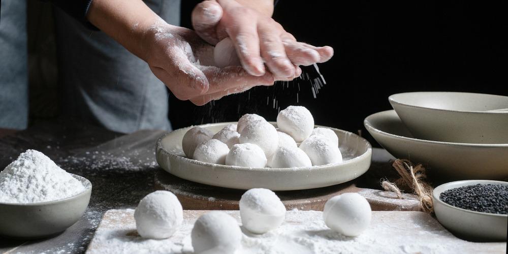 傳統寧波湯圓餡料以切碎的新鮮豬板油、綿白砂糖及炒香的黑芝麻拌勻搓成