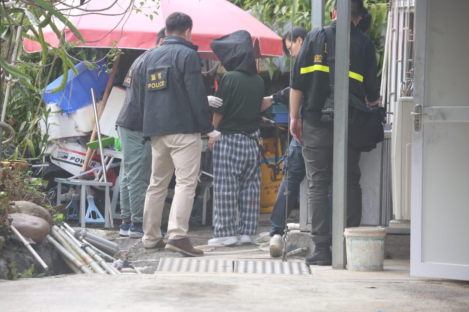 大埔寨乪村謀殺|警方下午帶同死者妻子返回現場重組案件。