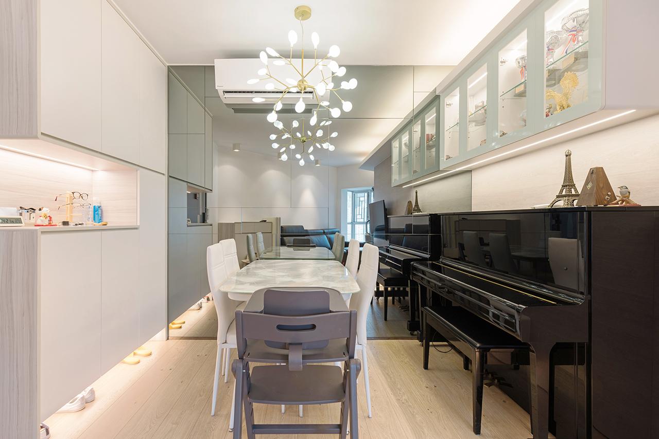 鏡子可以有效地反射屋內的光線來增加客飯廳和牆身的亮度,加上別具特色的型格吊燈,讓視覺上的空間感變大