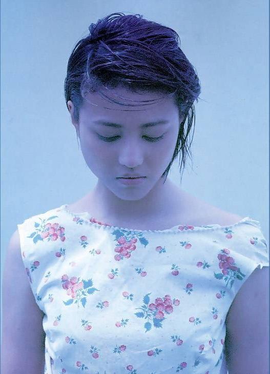 周海媚曾赴日發展,還於當地推出寫真集。