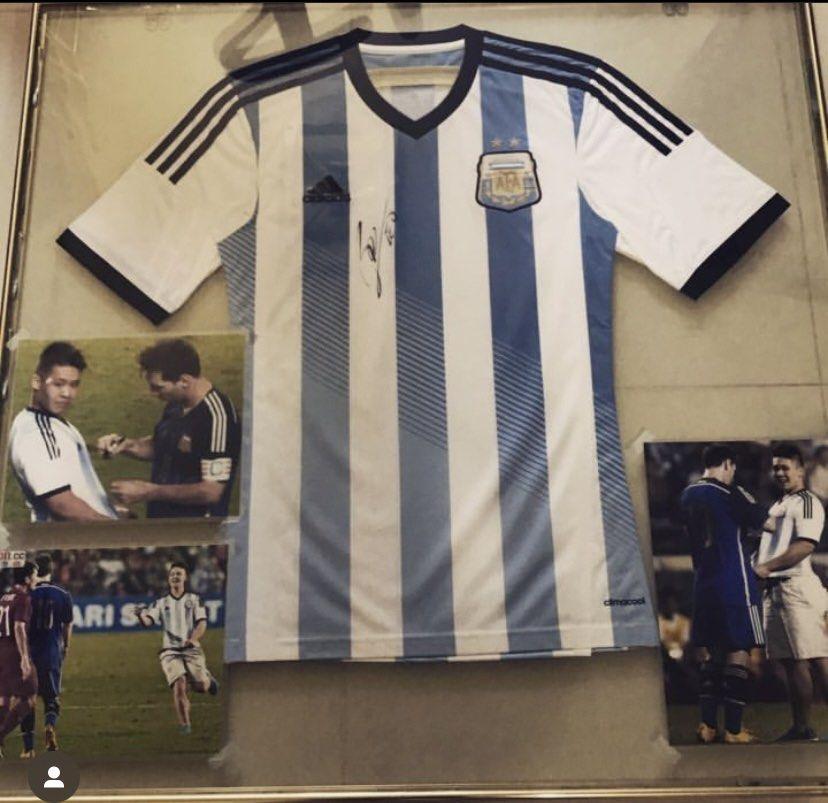 事隔多年後,有人在拍賣網Carousell上以10萬元港元放售一件聲稱是2014年美斯於香港大球場簽名的阿根廷主場球衣,並表明是「本人親自跑落場」,及附上3張當年3該球迷跑落場的照片。