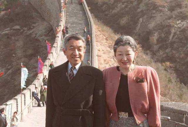 日本明仁天皇與王后1992年訪華在長城合照。(資料圖片)