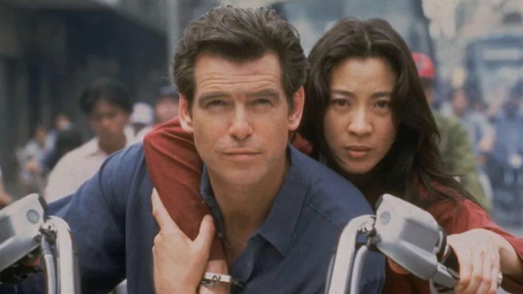 楊紫瓊曾夥拍皮雅斯布士南合演1997年邦片《新鐵金剛之明日帝國》。