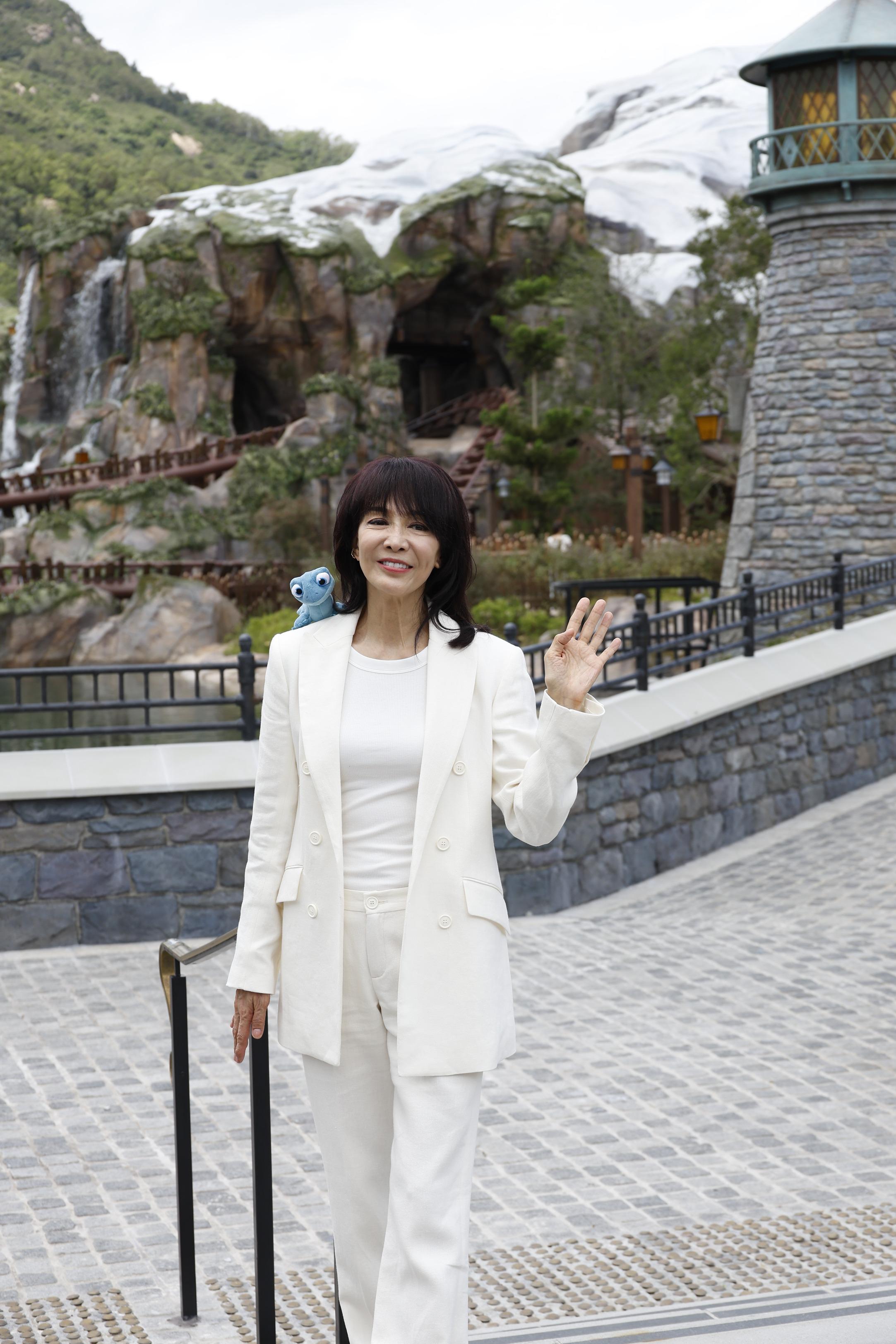 屬雞代表藝人鄭裕玲 1957年