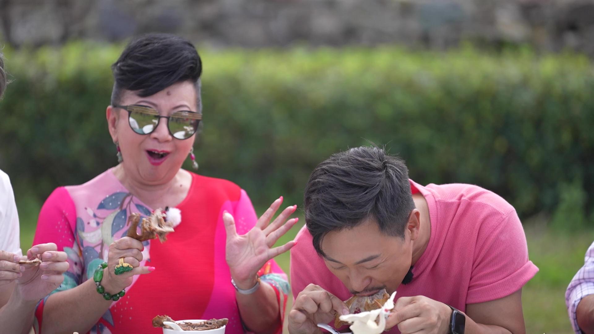 林正峰問家燕姐有否帶泳衣,家燕姐竟答:唔使着㗎!