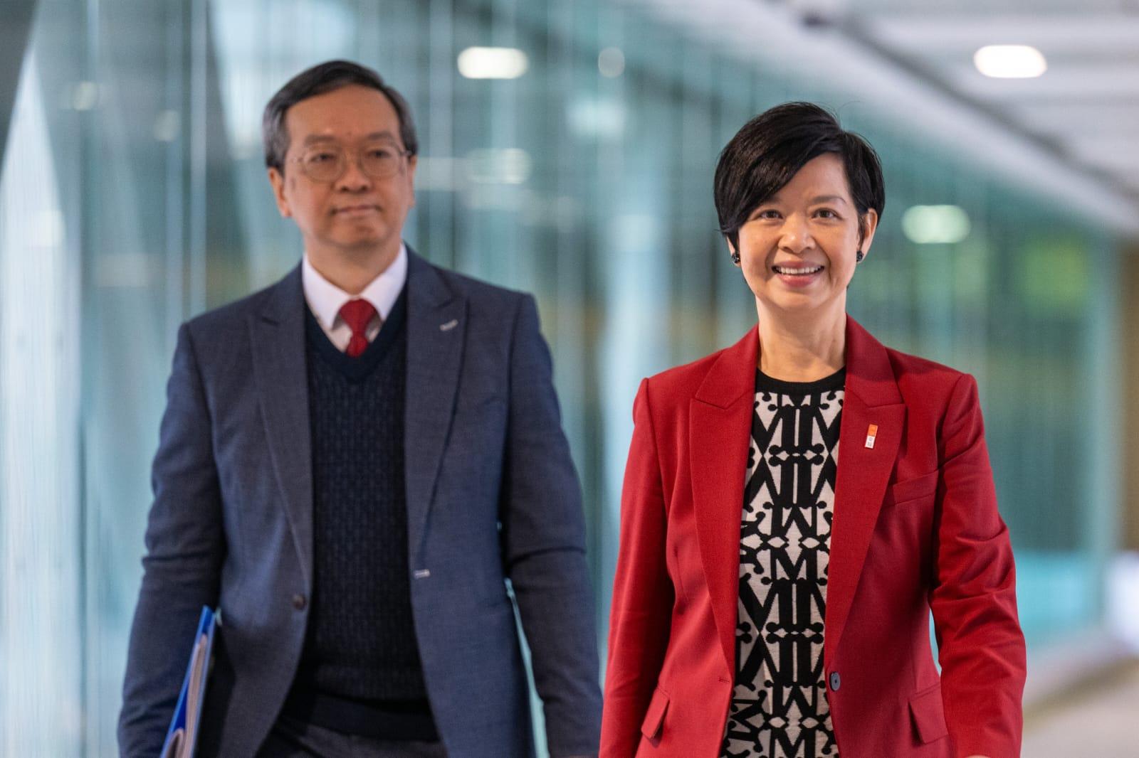 房屋局長何永賢表示,房委會策劃小組委員會通過展開彩虹邨重建的研究(陳奕釗攝)