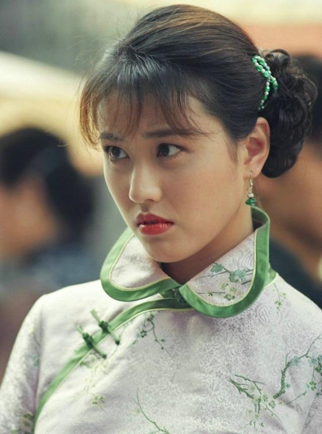 周海媚代表作《大鬧廣昌隆》,由梅艷芳唱出主題曲《抱緊眼前人》。