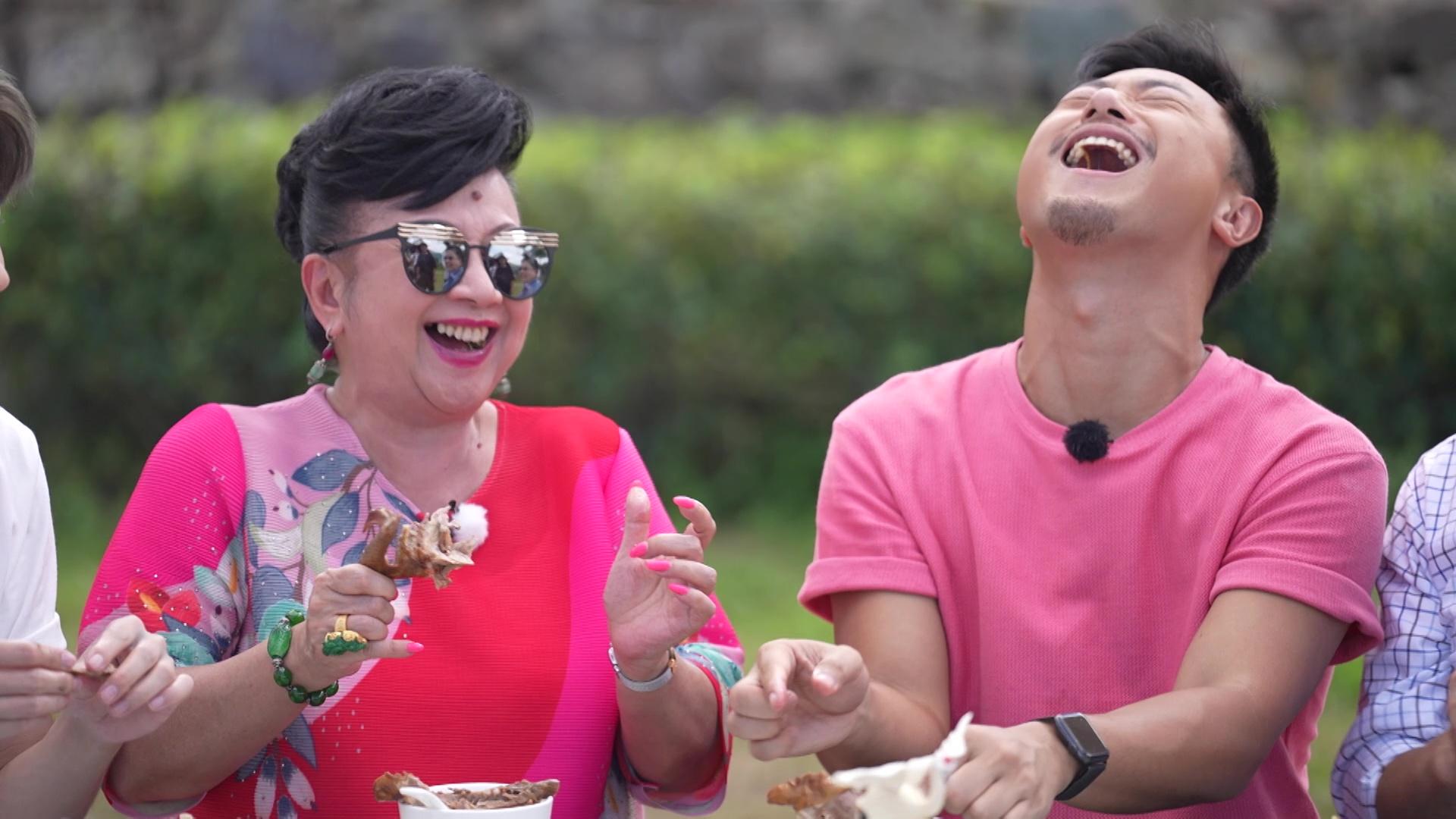 家燕姐激讚煙燻乳鴿好味。