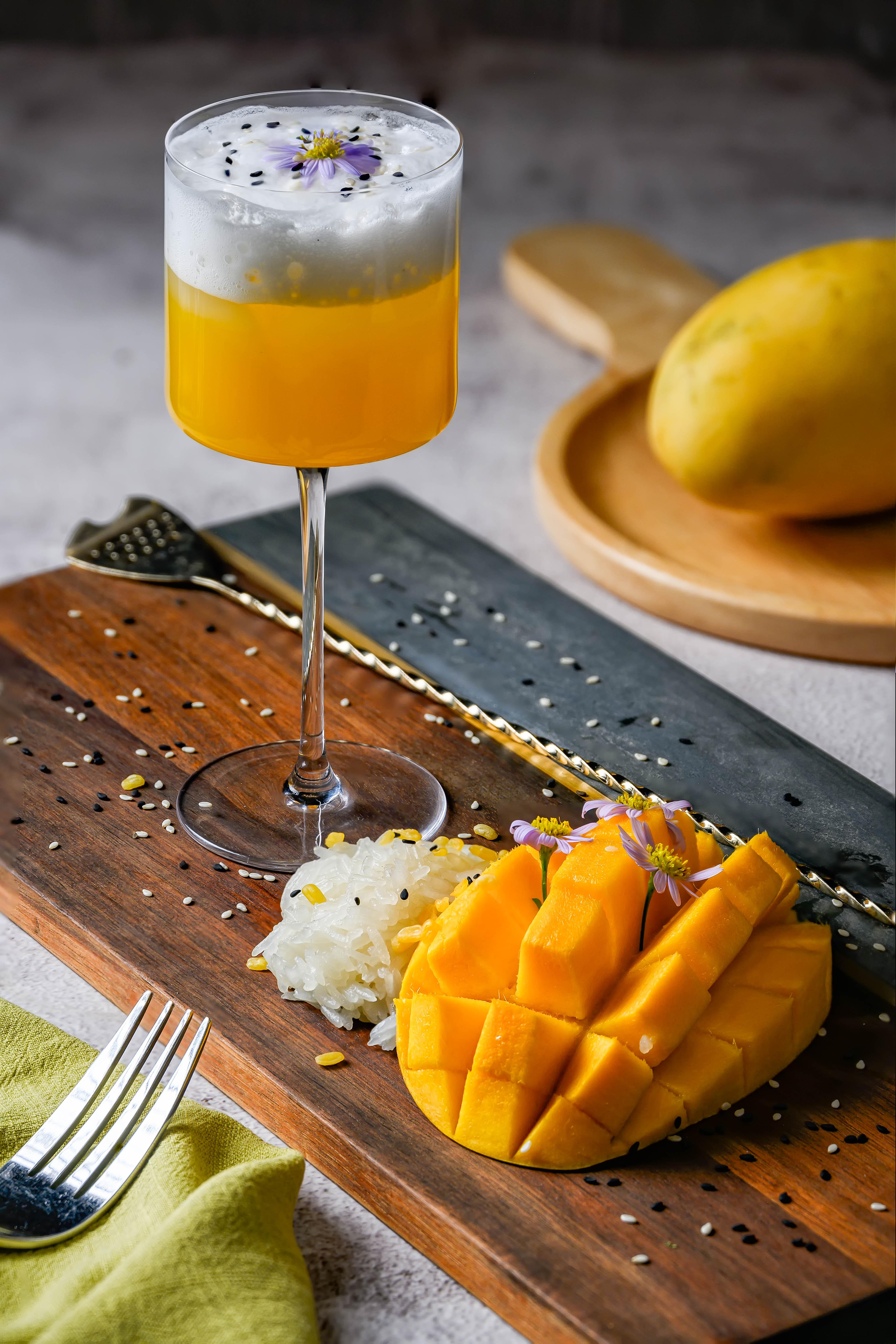 Nora beach Club 提供特色地中海菜單,更配有招牌雞尾酒和廚師桌邊服務。