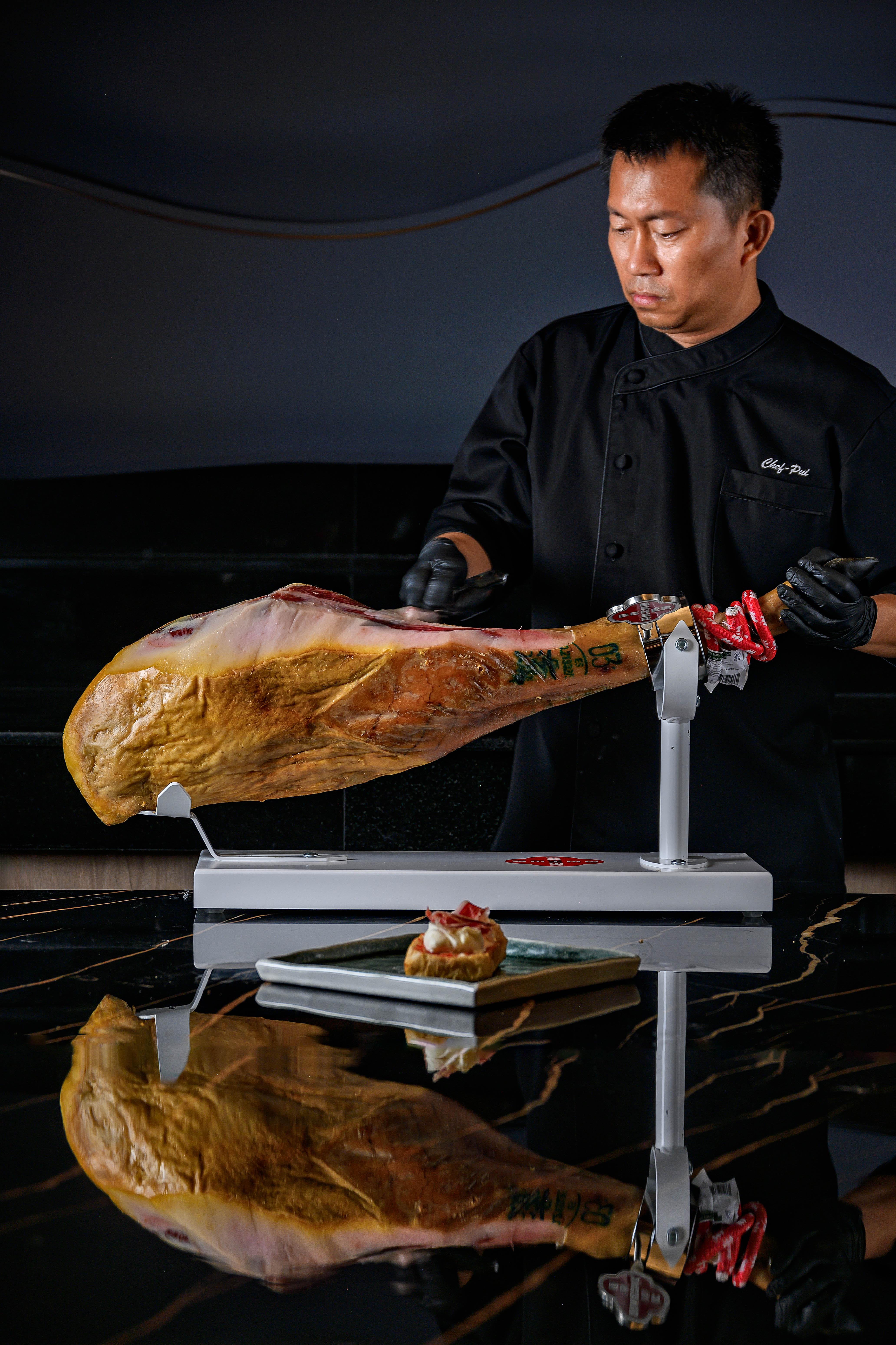 Nora beach Club 提供特色地中海菜單,更配有招牌雞尾酒和廚師桌邊服務。