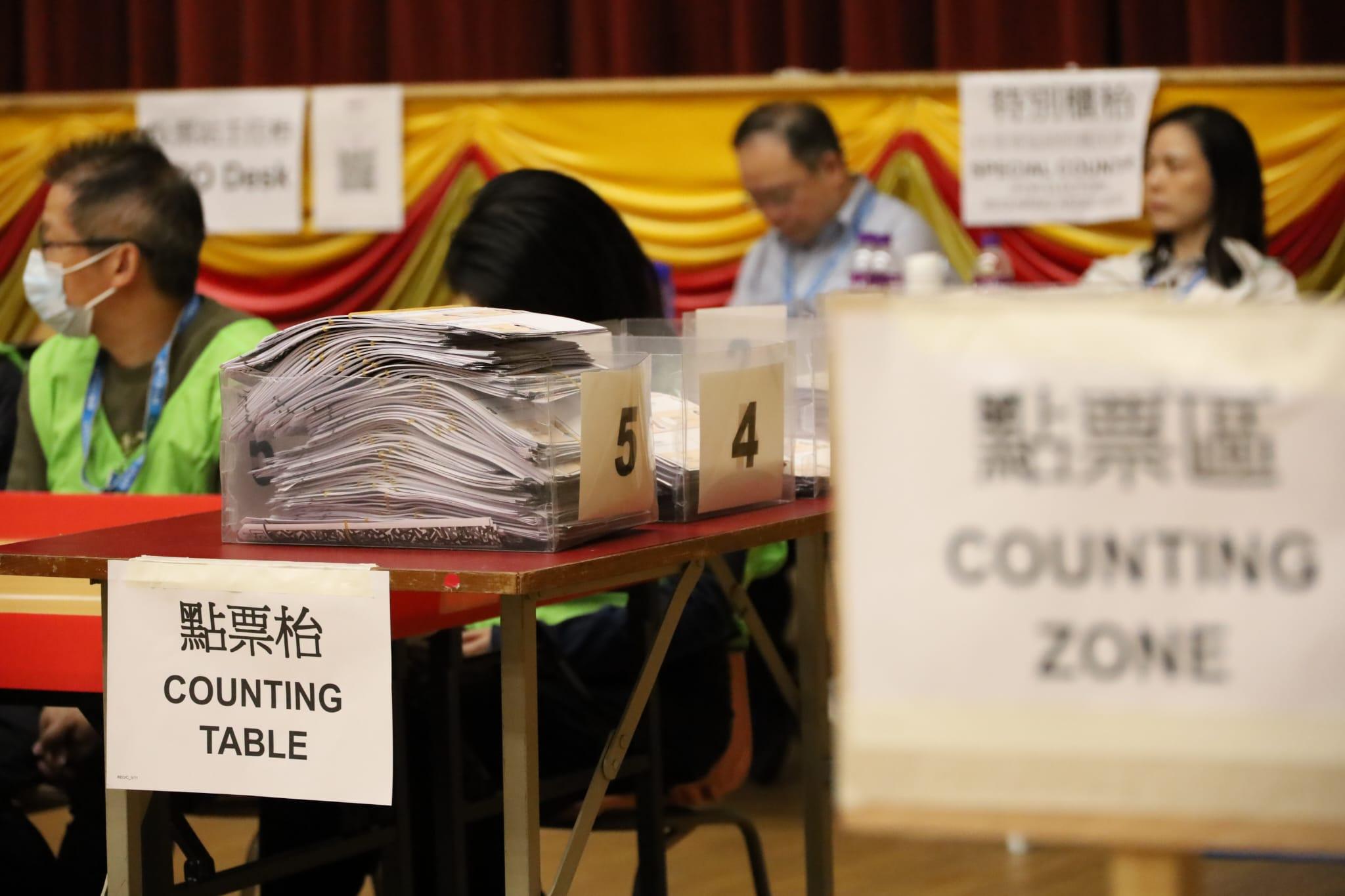 區議會選舉2023|地方選區總投票率27.54%,逾119萬人投票。(鍾式明攝)