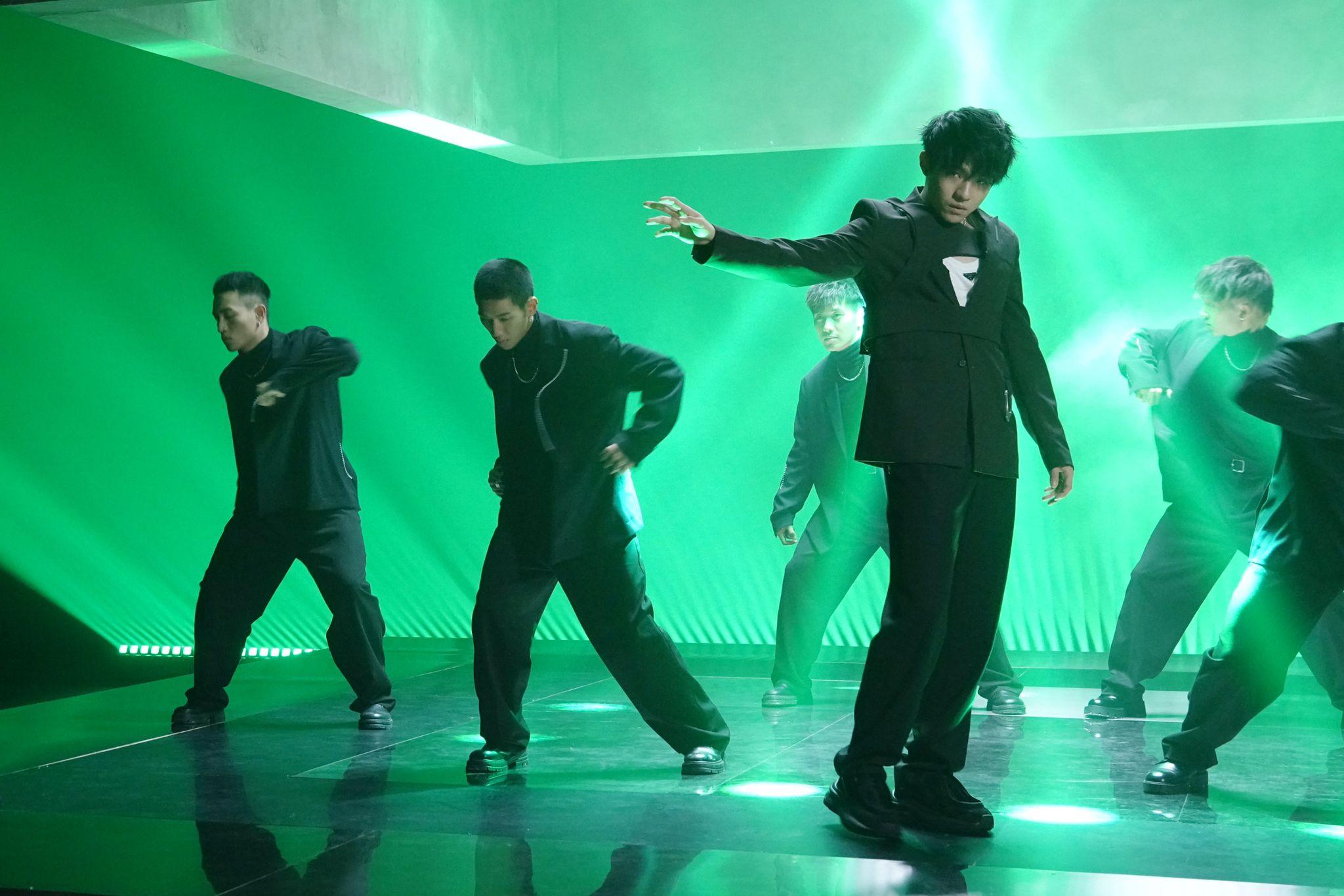 Ian陳卓賢今年最後一首唱作作品《夜視鏡》已有MV出街。