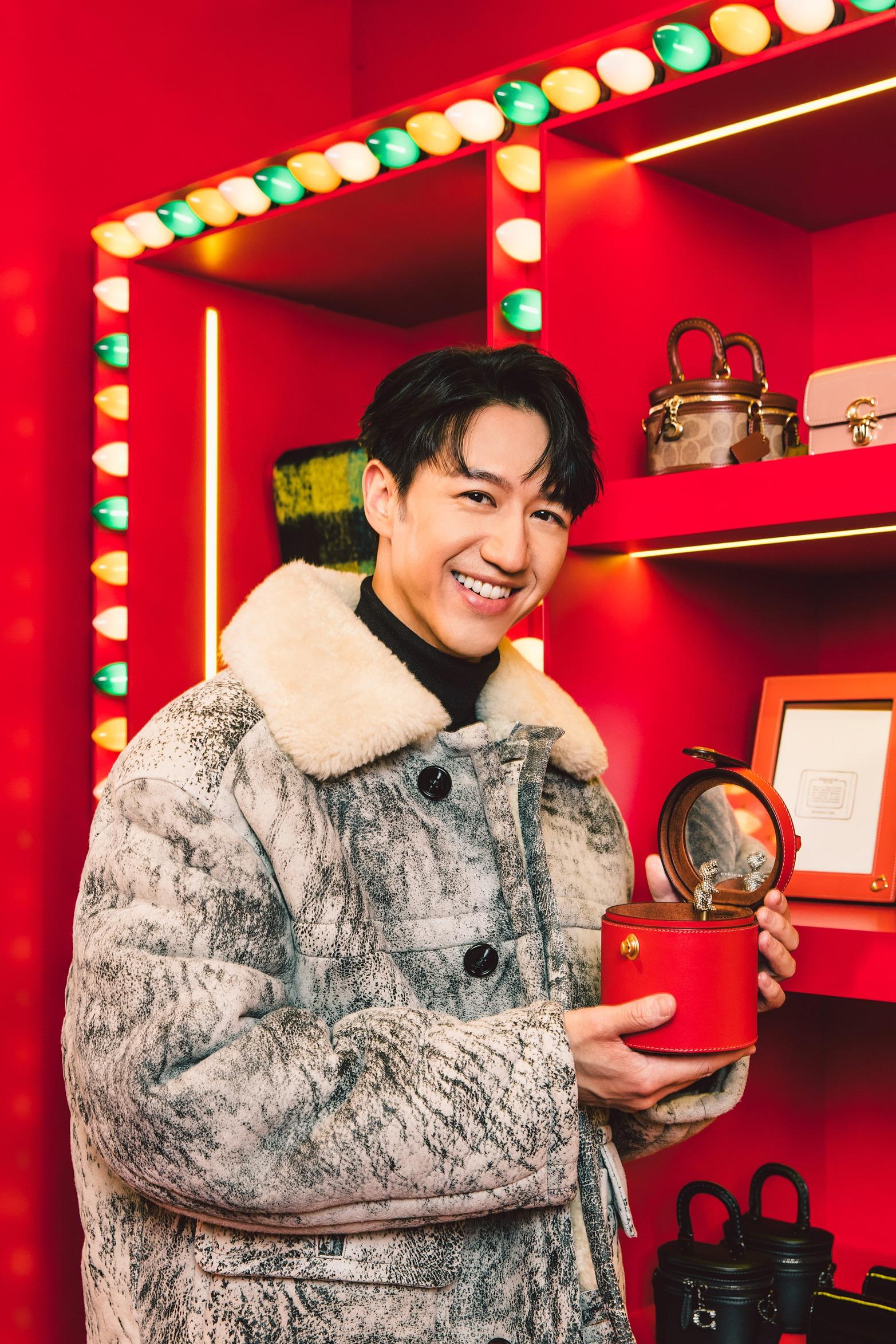 經典黑灰色 Shearling大衣打造暖男造型。