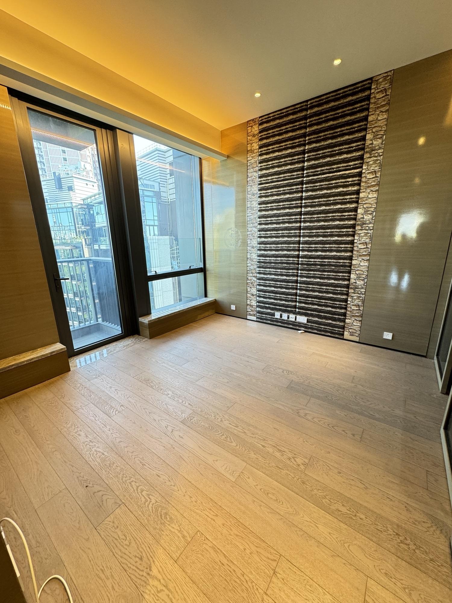 主人套房設有大衣櫃及工作平台。