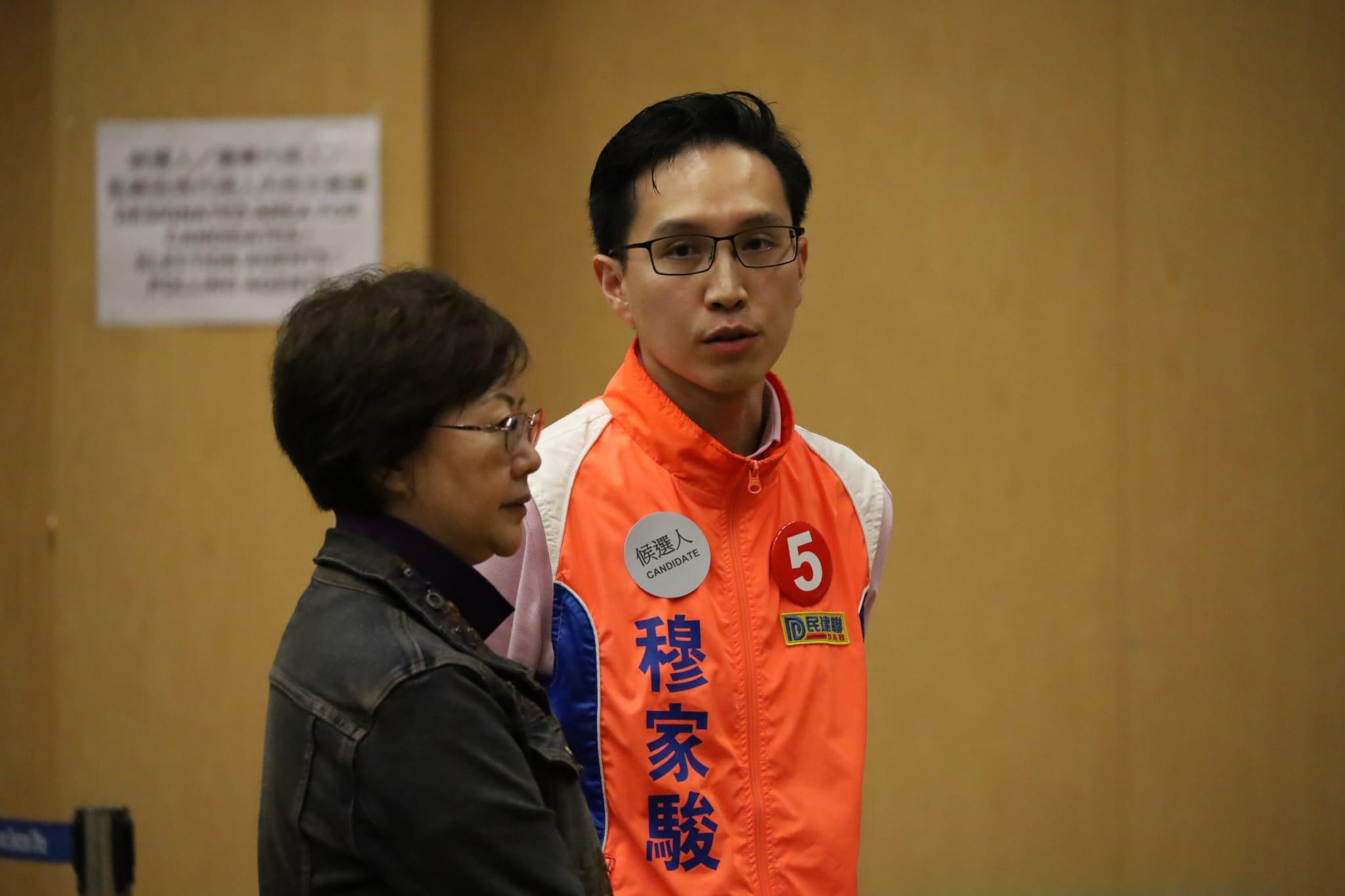 民建聯的穆家駿在灣仔選區中取得6,691票當選。(鍾式明攝)