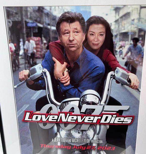 婚宴場地外擺放了兩人海報,並惡搞占士邦電影《新鐵金剛之明日帝國》經典一幕。