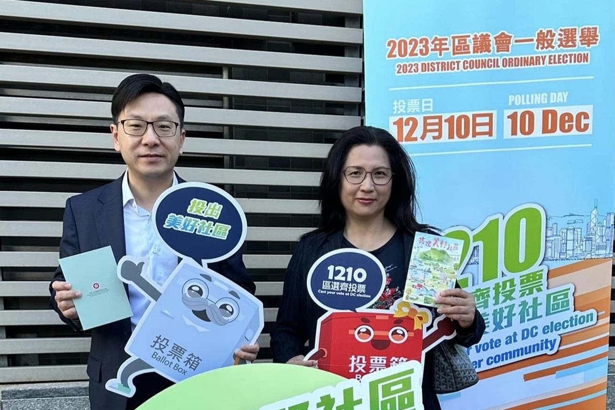 孫玉菡(左)和太太(右)往區議會選舉票站投票。(勞工及福利局FB)