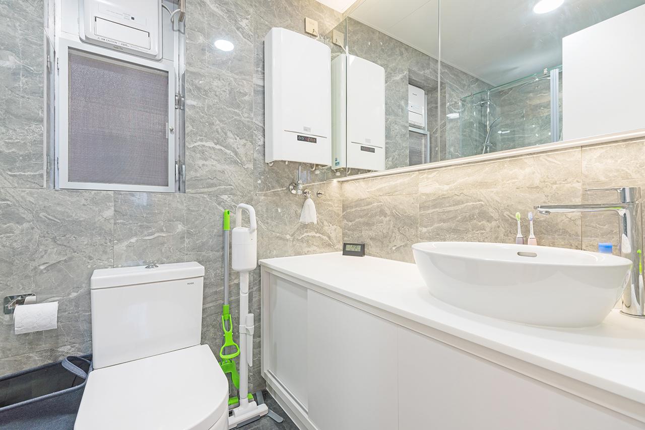 浴室也用上淺色雲石磚,增加空間感之餘更流露出簡約時尚的風格