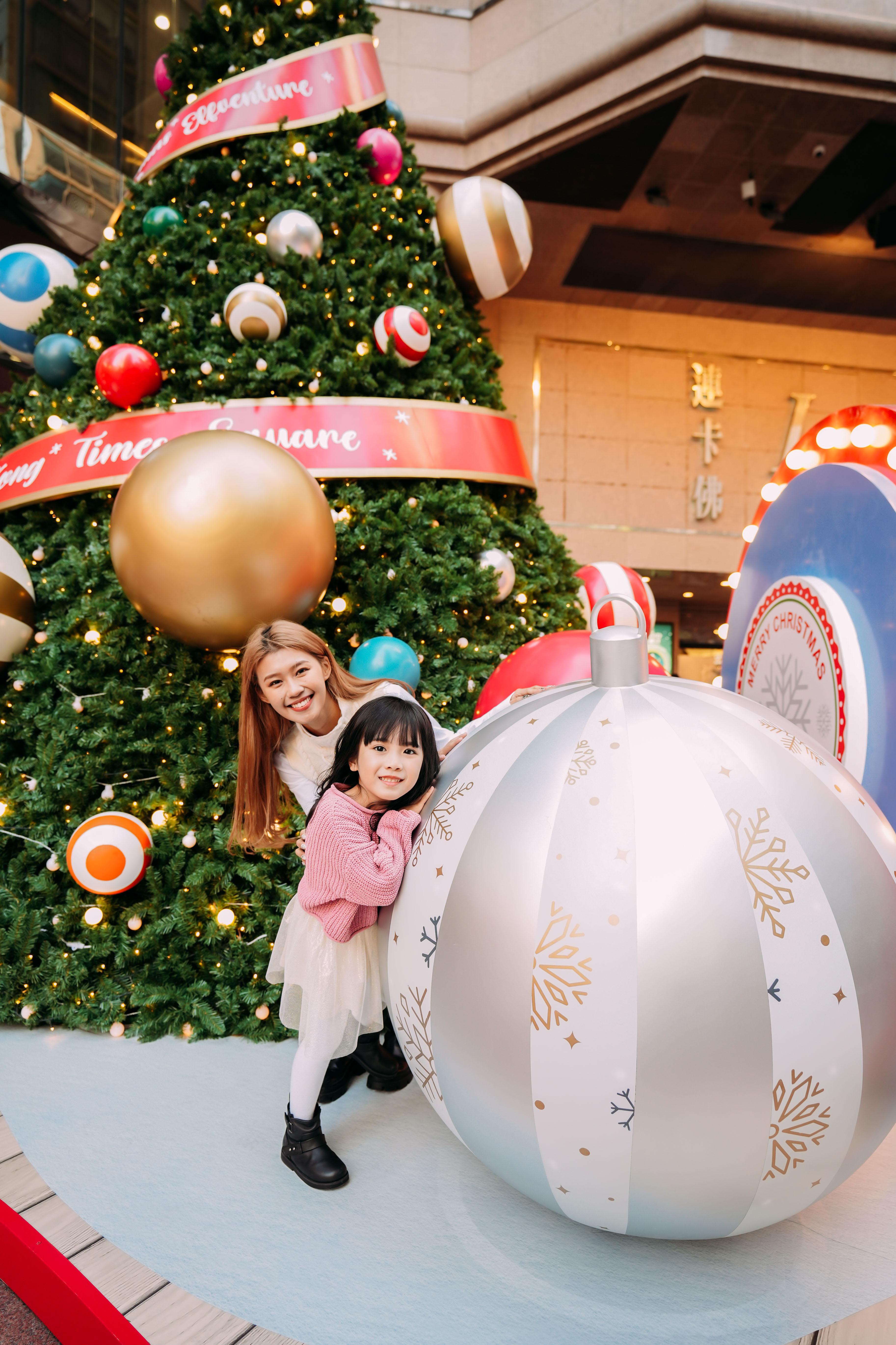 聖誕節當然少不了與經典的聖誕樹拍照留念。
