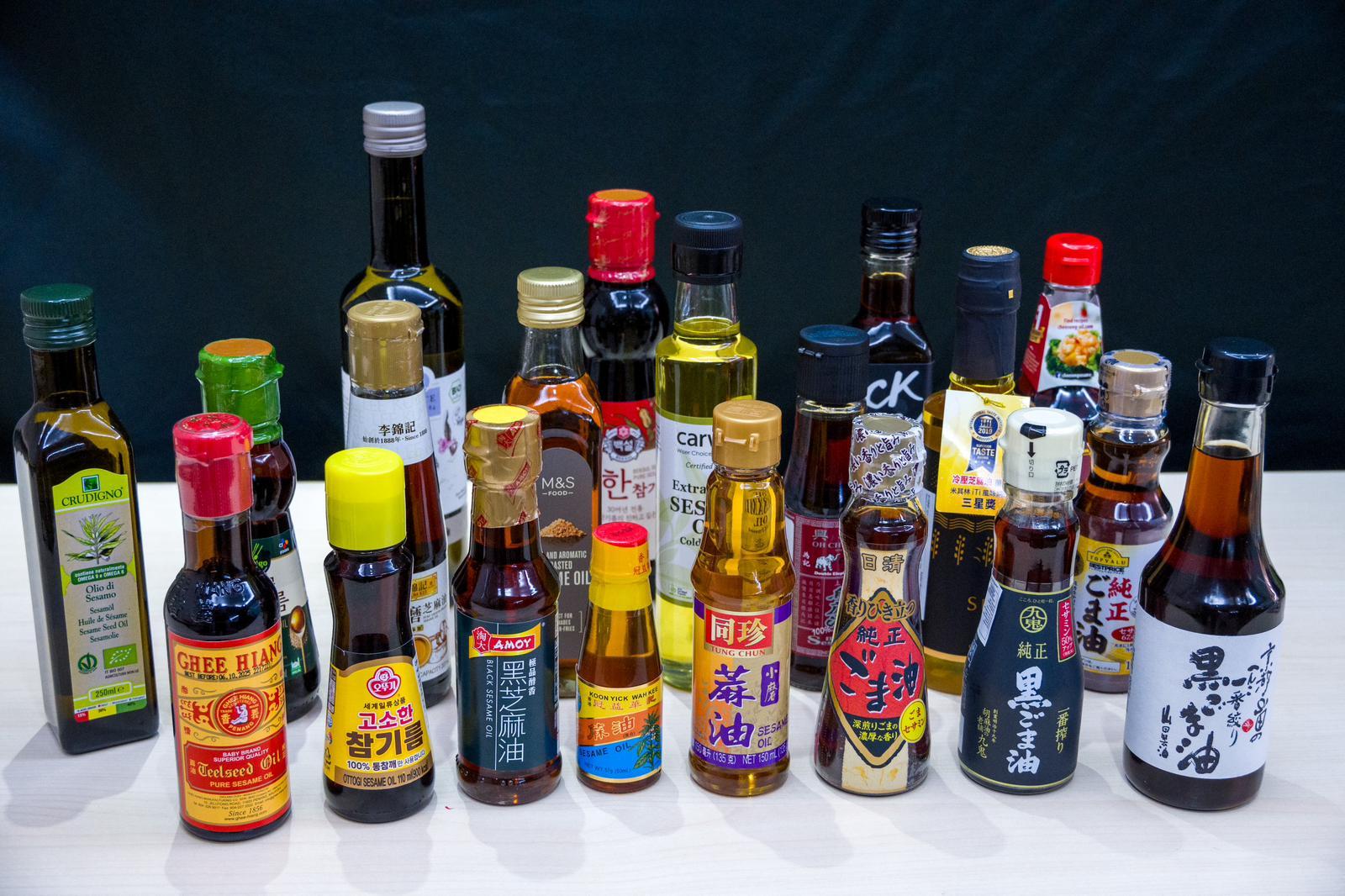 消委會測試35款市面上較常見的芝麻產品,包括20款芝麻油、10款芝麻粉和5款芝麻醬。(陳奕釗攝)