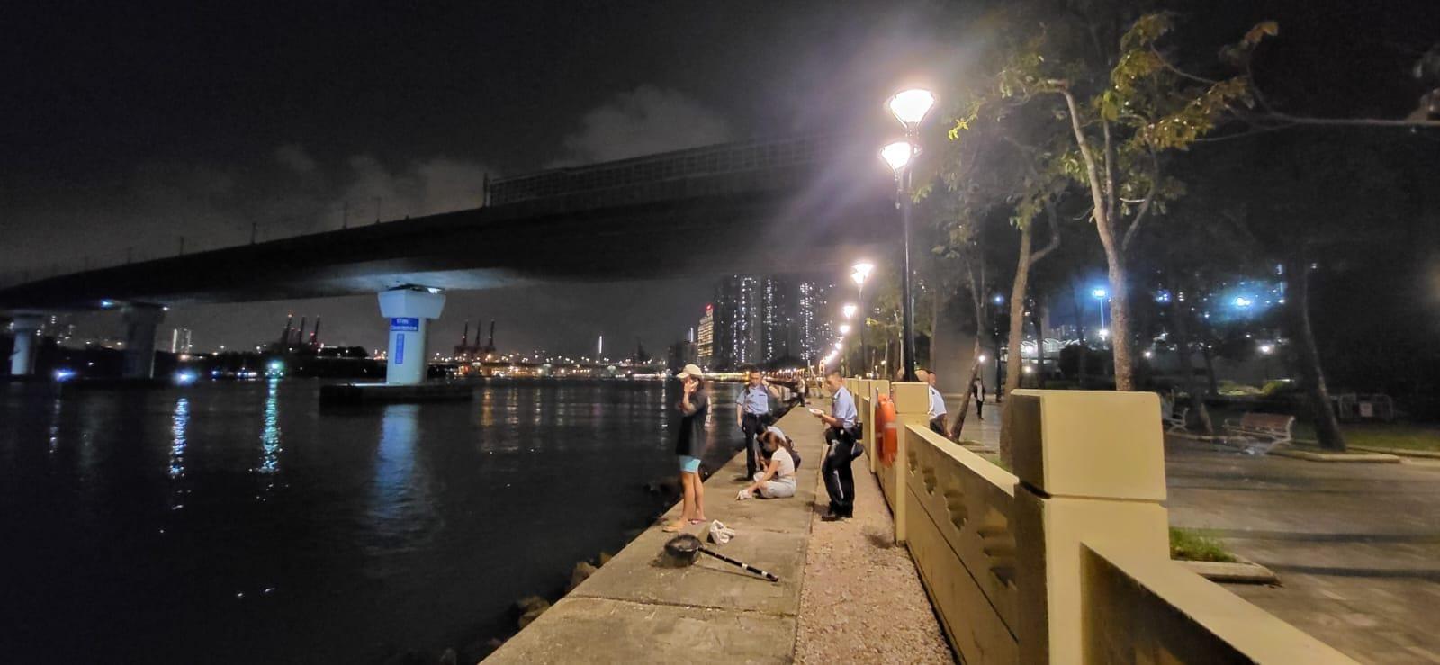 釣魚翁當日用石頭掟傷白鷺後逃走,警方接報到場調查(葵青警區fb資料圖片)