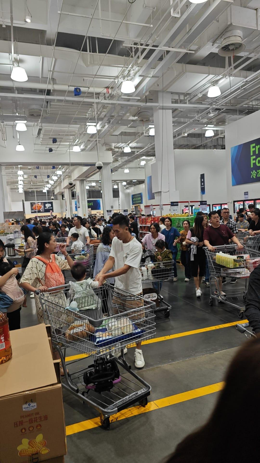 港人北上深圳消費成新常態,當中最熱門必到地方必定是山姆超市,日用品、家品電器價錢實惠,吸引不少港人特意「朝聖」掃貨。(網上圖片)