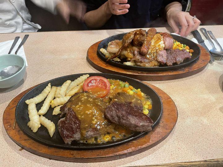 在土瓜灣經營40多年的「平民扒房」哥登堡餐廳,近日突然在門外貼出「最後一次聖誕大餐」海報,指租約期滿,告別土瓜灣,多謝街坊40多年來的支持(FACEBOOK圖片)