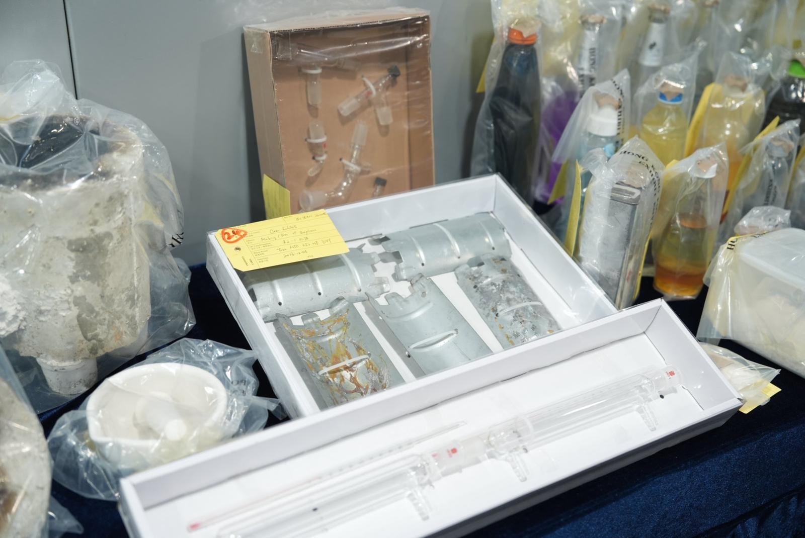 警方展示行動中檢獲疑製造炸藥的原材料及化學物品。