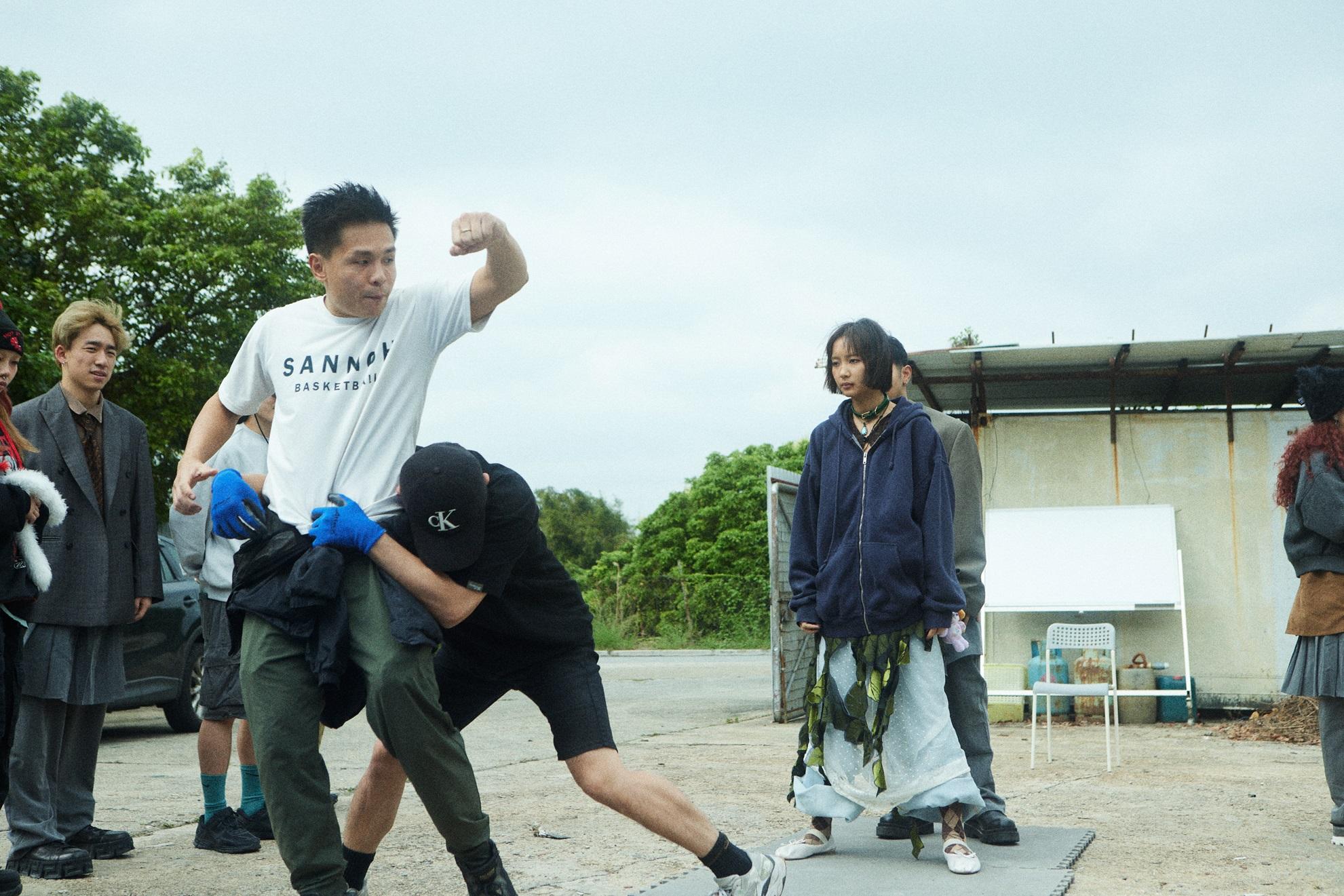 Marf在新歌《I’m Marf-elous 》MV初嘗落水打鬥戲。