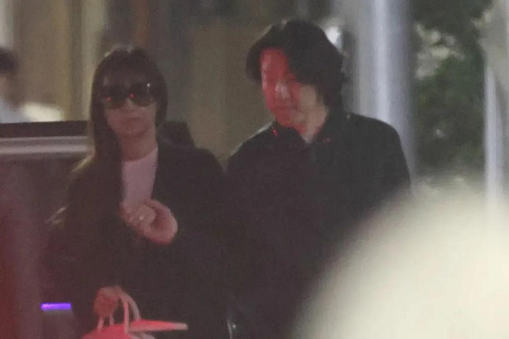 彬本上月與戴上婚戒的恭子拜訪女友家人。