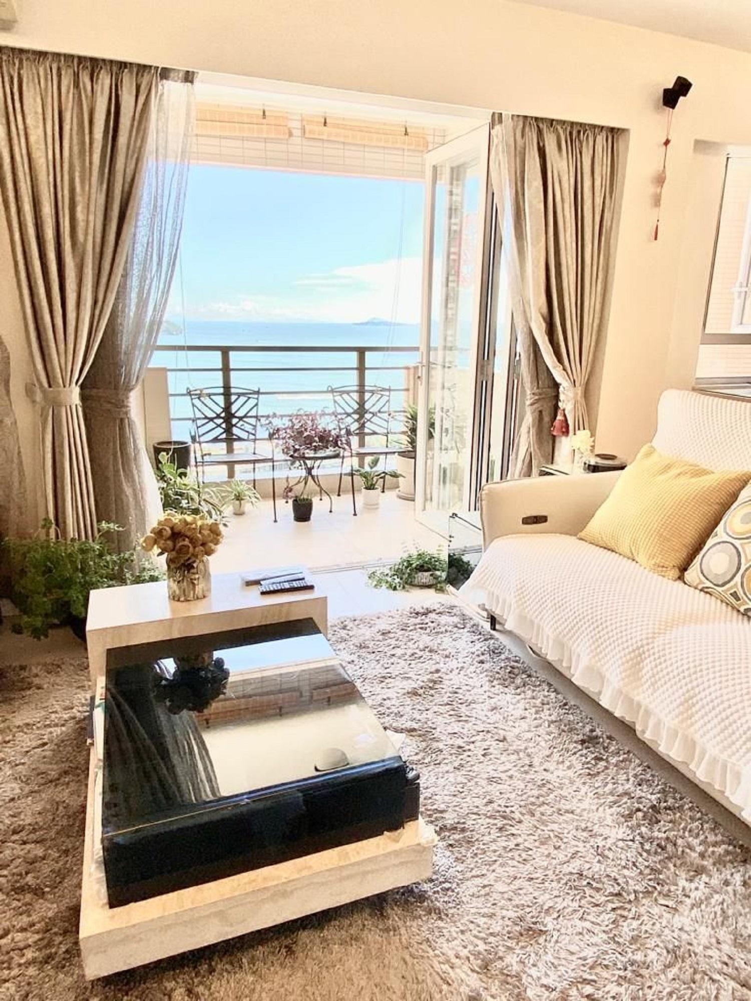 客廳一端外接大露台,是享用早餐的理想位置。