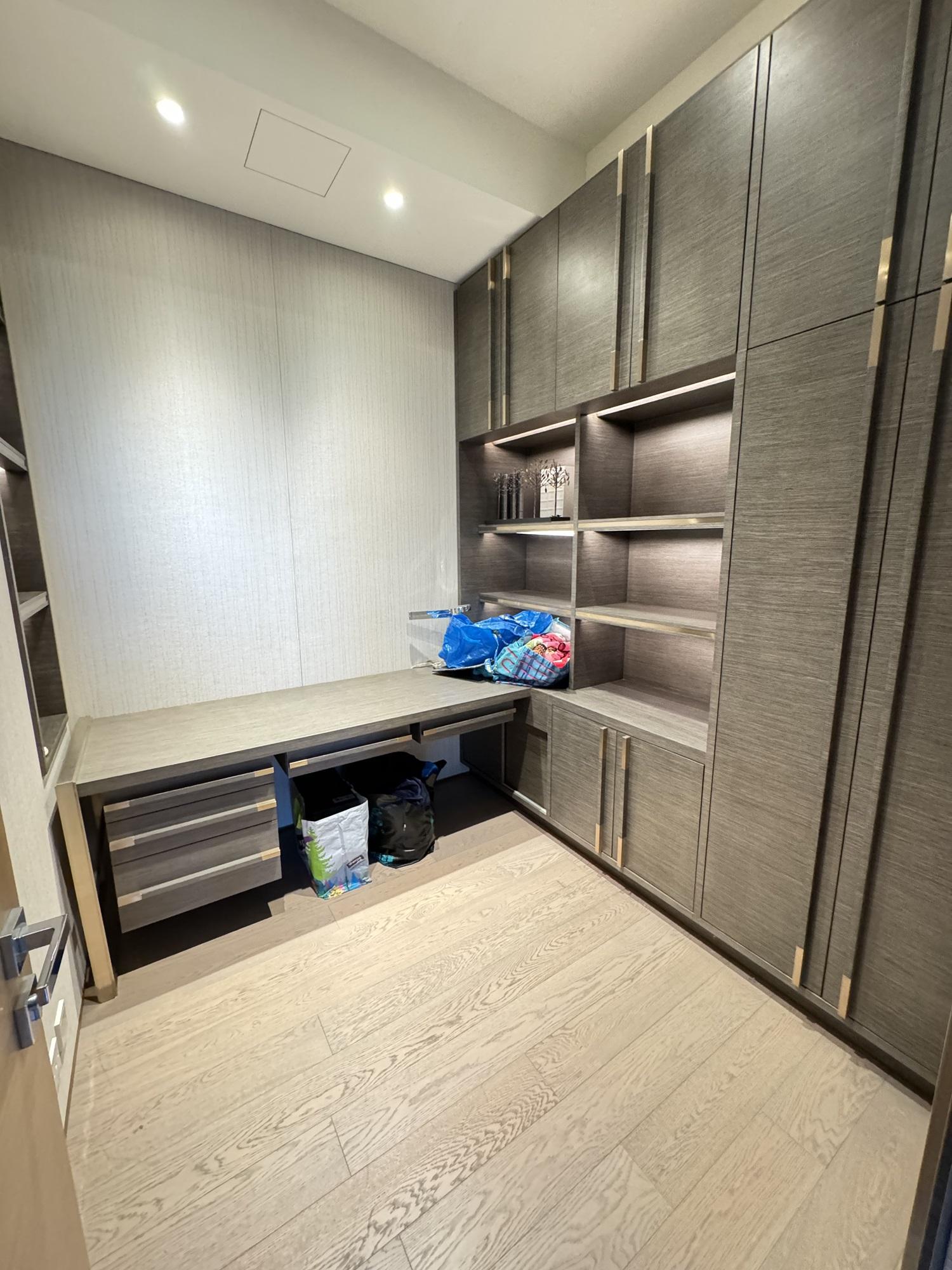 其中一間房改為衣帽間。