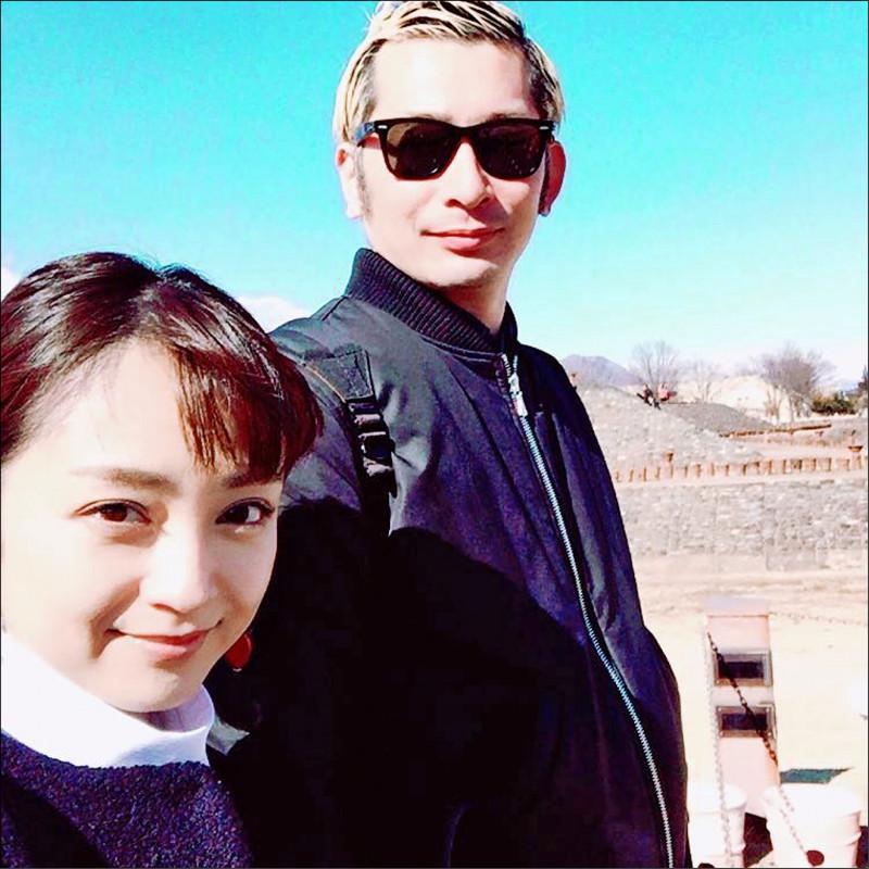 安達祐實與她的寫真集的攝影師桑島智輝離婚。