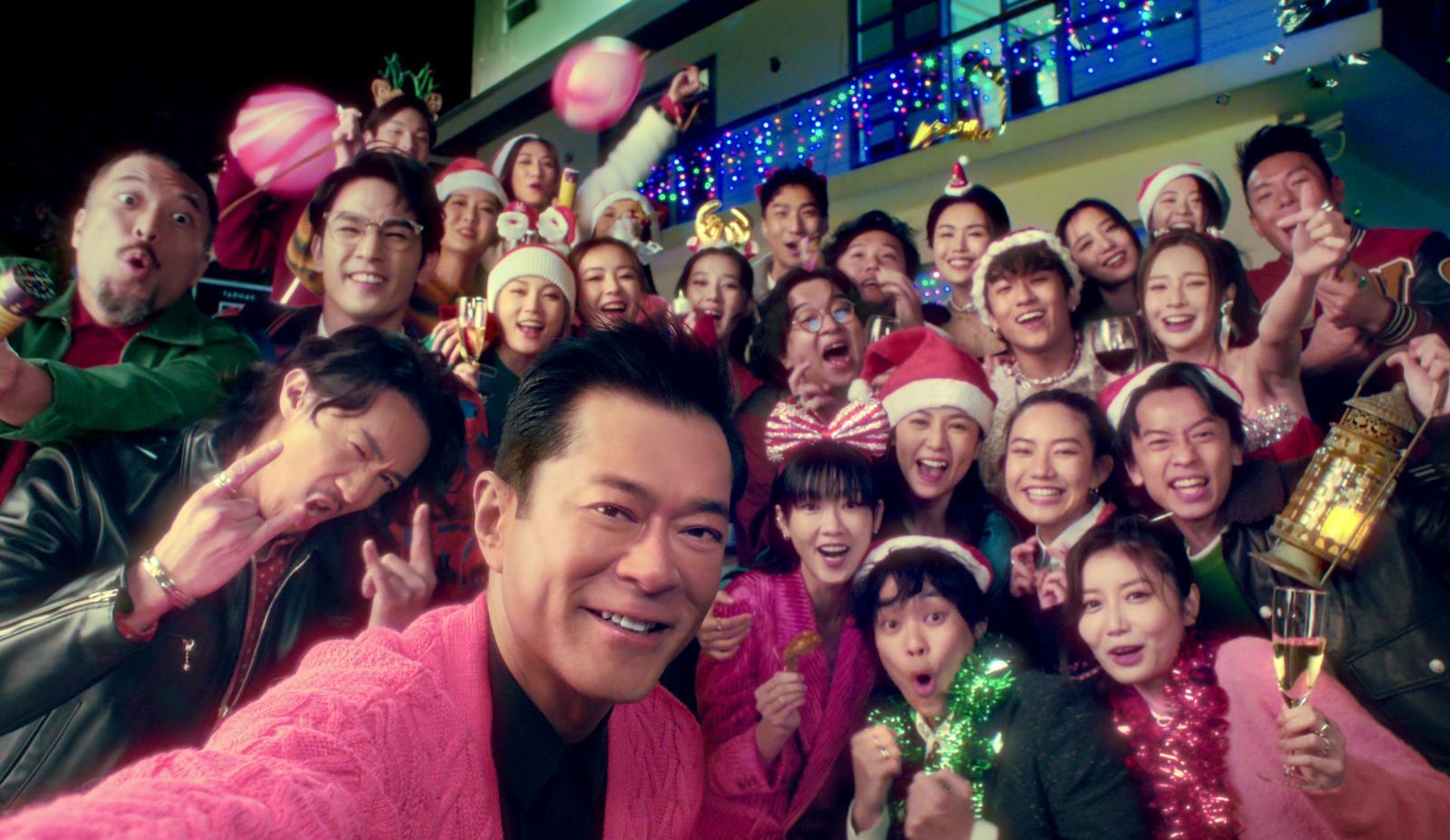 古天樂拉隊跟多位藝人拍攝《聖誕 Present Tense!》的節日MV。