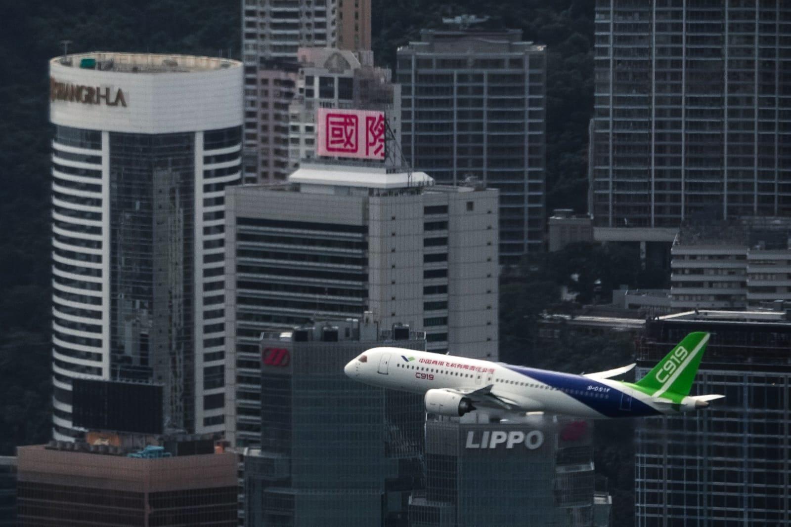 C919國產客機進入維港期間一度低飛,如隔入「維港」的景色。(李睿哲攝)