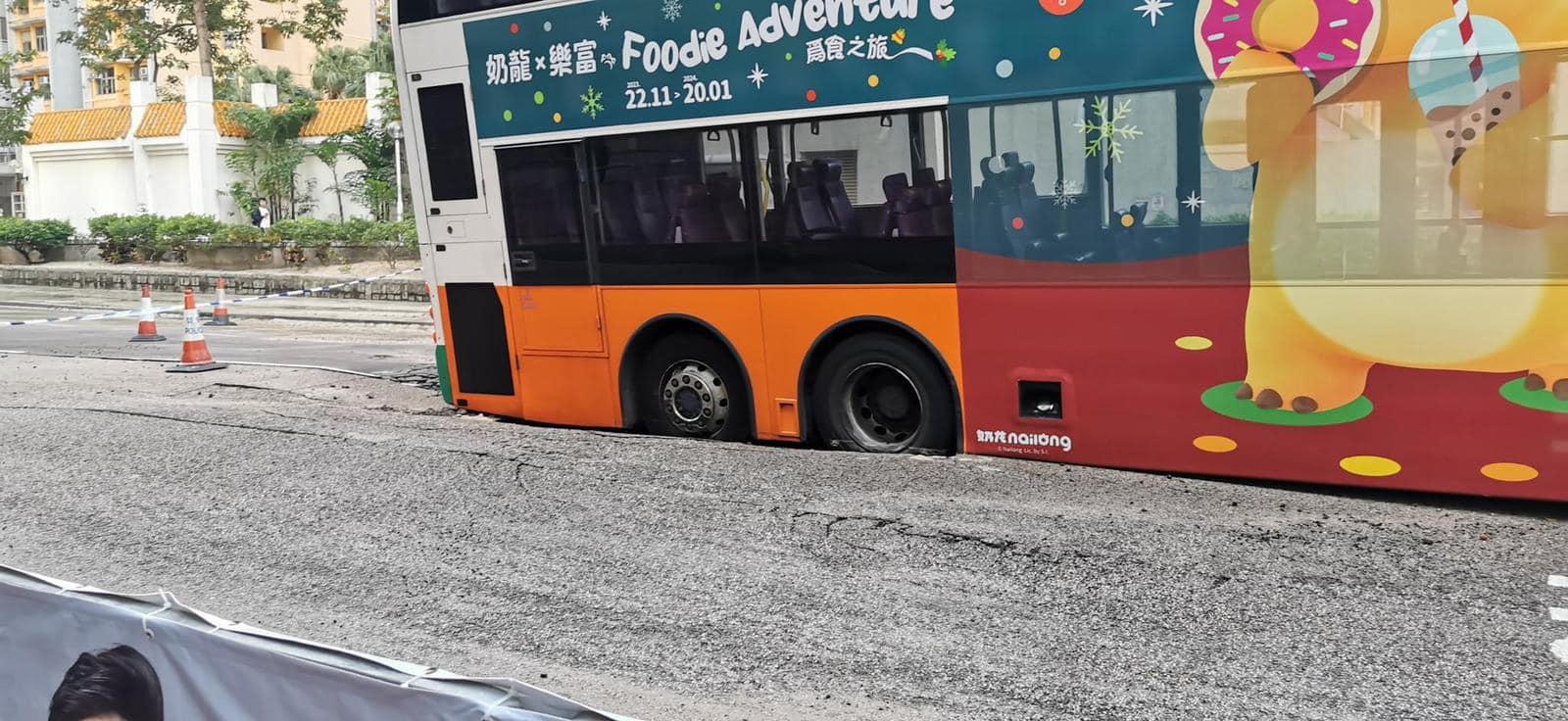 一輛106號城巴因路陷被困。(網上圖片)