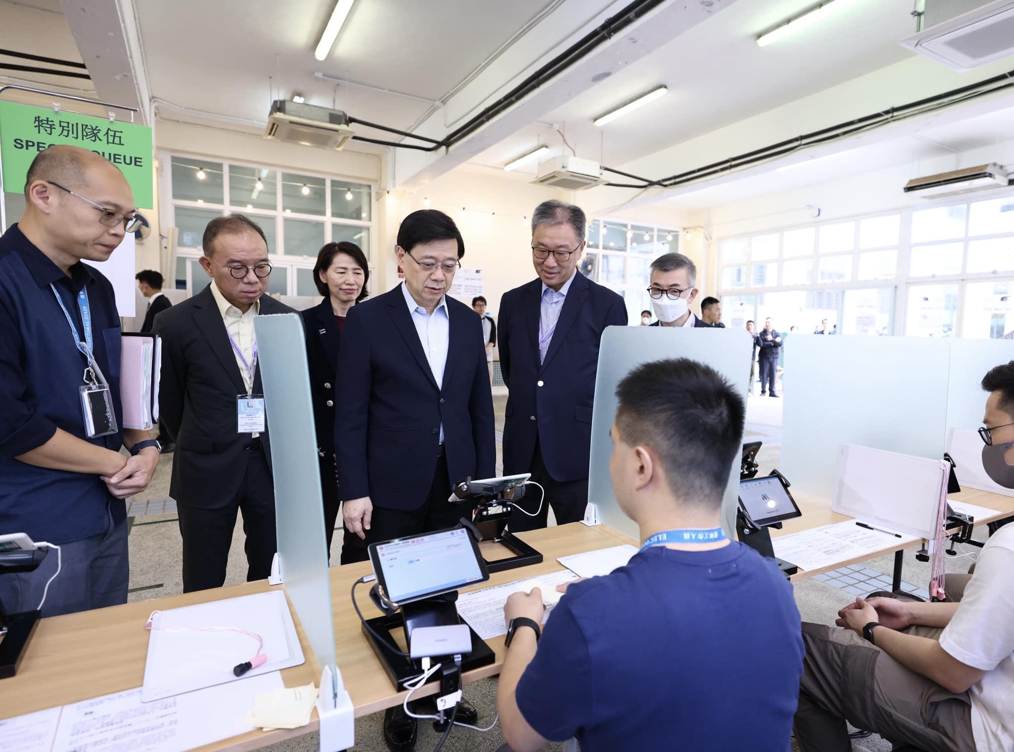 區議會選舉2023|李家超巡視杏花邨票站 指對票站運作暢順充滿信心