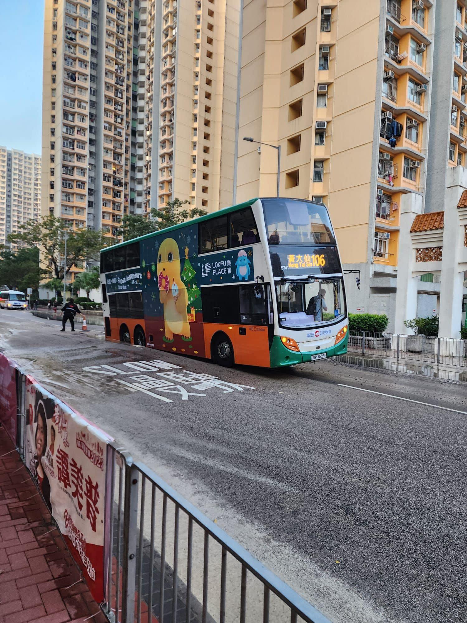 一輛106號城巴因路陷被困。(網上圖片)