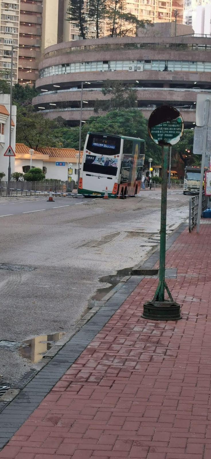 一輛106號城巴因路陷被困。(網上圖片)