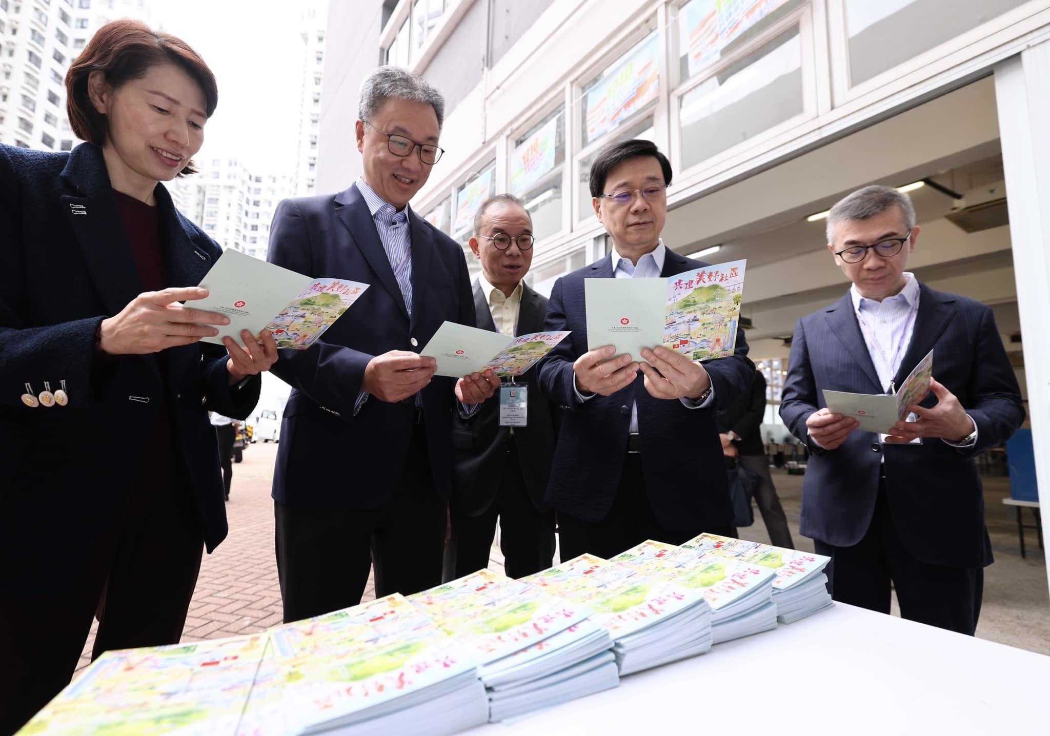 區議會選舉2023|李家超巡視杏花邨票站 指對票站運作暢順充滿信心