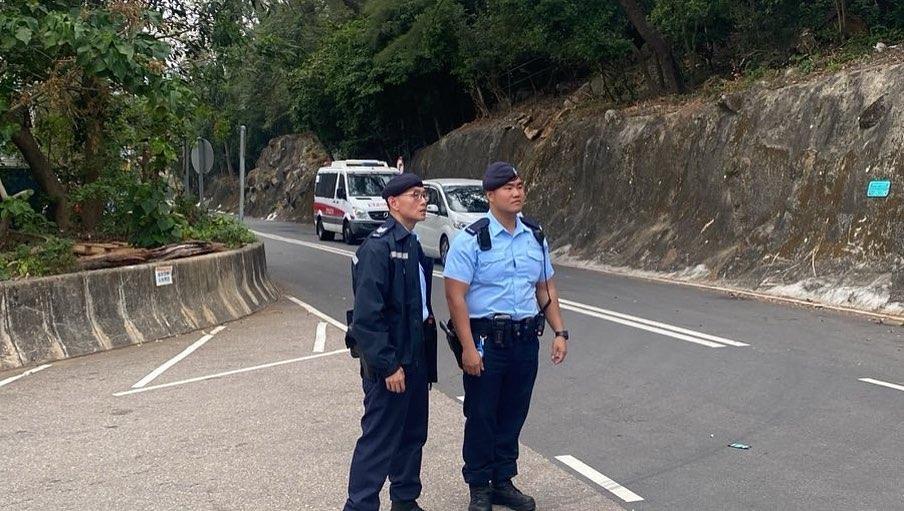 社民連指本周日(12 月 3 日)成員及友好到赤柱犀牛石郊遊,在起點遭 20 名軍裝及便裝警察截查。(社民連相片)