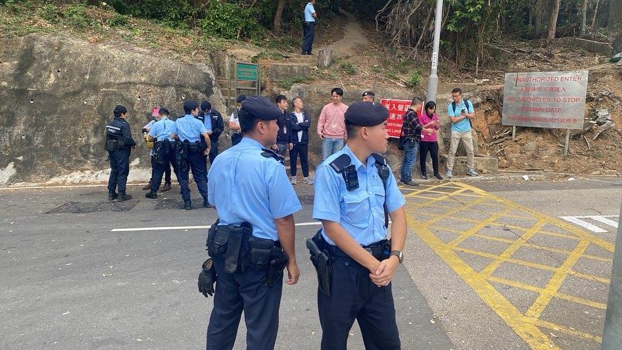 社民連指本周日(12 月 3 日)成員及友好到赤柱犀牛石郊遊,在起點遭 20 名軍裝及便裝警察截查。(社民連相片)